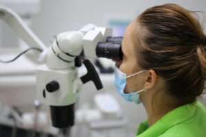 Несколько преимуществ лечения корневых каналов под микроскопом в клинике «Стоматология Татьяны Коновой»