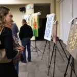 “Стійкість, попри все”: у США відбулась благодійна виставка воєнних свідчень…