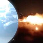 Яскравий спалах у небі над російською Махачкалою, частина міста без…