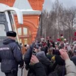 У Москві дружини мобілізованих вийшли на протест: не обійшлося без “пакування” в автозак