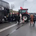 Ситуація вже починає виходити з-під контролю: поляки заблокували автобус з…