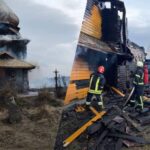 Врятували лише дзвіницю: на Львівщині згоріла дерев’яна церква, якій понад…