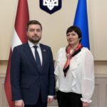Посол обговорив освітні потреби українців з керівницею організації українських вчителів у Латвії