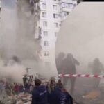 У Бєлгороді дах зруйнованого будинку обвалився на рятувальників: під завалами люди