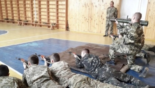 Незабаром 22 ветерани викладатимуть початкову військову підготовку у школах