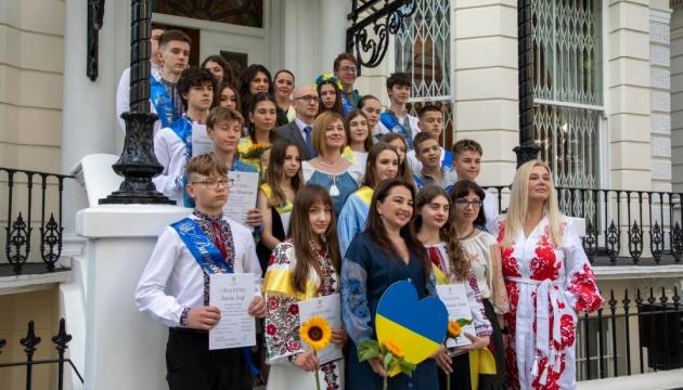 Учні української школи завітали до посольства у Великій Британії