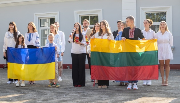 У Вільнюсі відбулося свято першого дзвоника в учнів Харківської школи «Гравітація»