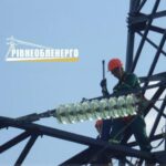 Енергетики працюють над відновленням електропостачання після негоди на Рівненщині