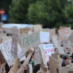 Матюки та цитати поетів: що пише молодь на плакатах?