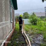 На Рівненщині рятувальники продовжують ліквідовувати наслідки негоди