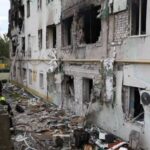 Влучання “Шахеда” в будинок у Харкові: під завалами ще можуть…