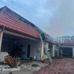 У Рівному рятувальники ліквідували масштабну пожежу в господарській будівлі (ВІДЕО)