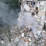 Рятувальні служби витягнули чоловіка з-під уламків багатоквартирного будинку, водночас триває…