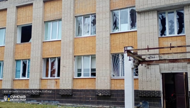 У Сумах внаслідок атаки росіян пошкоджений навчальний заклад У Сумах внаслідок атаки росіян пошкоджений навчальний заклад