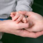 Батьки дедалі активніше: у Білорусі зростає попит на «татову» відпустку