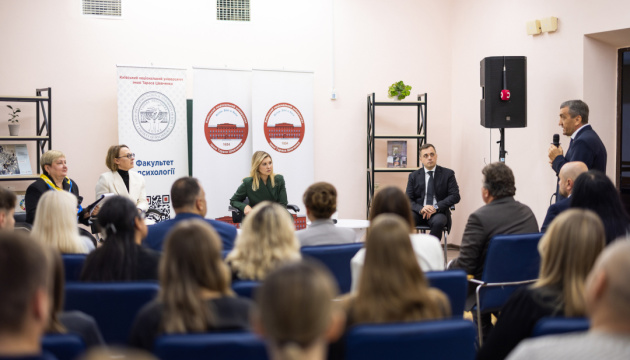 Зеленська на зустрічі з молодими психологами нагадала, що 80% українців живуть у хронічному стресі Зеленська на зустрічі з молодими психологами нагадала, що 80% українців живуть у хронічному стресі