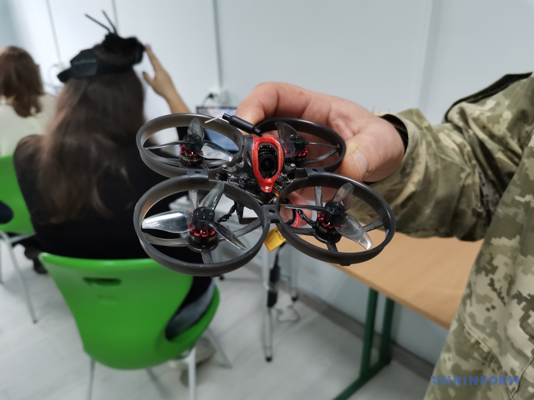 Навчальний дрон