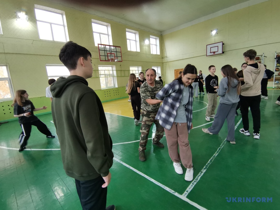 Заняття із самооборони проводить Віктор Костюкевич, доктор наук, професор, заслужений тренер Ураїни, член Вінницького полку ВЦО 