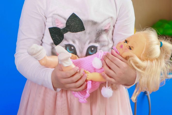 Кому ви довіряєте свою дитину насправді: приховані маніпулятори в оточенні сім'ї, яких ви не помічаєте кукла