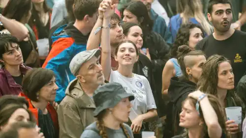 Як “теорія невидимого гостя” допоможе вам нарешті розслабитися в натовпі (і припинити панікувати)