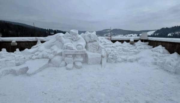 В Карпатах митці зліпили з криги фігуру гуцула заввишки два метри.