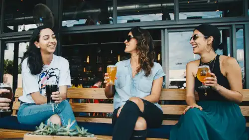 Як знецінилася дружба? Розповідаємо, чому зумери готові брати кредити на дружбу