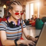 Підлітки навчають ровесників безпеці онлайн.