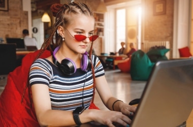 Підлітки навчають ровесників безпеці онлайн.