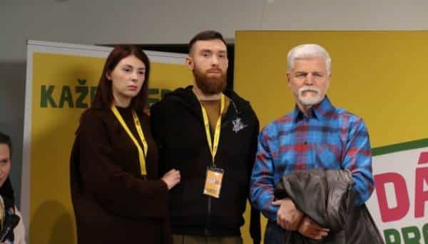 Павел зустрівся з українським ветераном, якому чехи збирають кошти на протезування рук