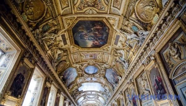 Афера з продажем квитків до Лувру на 10 мільйонів євро: дев’ятьох заарештовано.