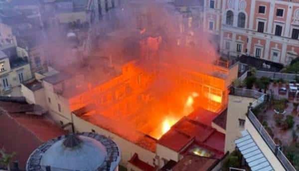 Неаполь: історичний театр знищено вогнем