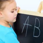 У якому віці час навчати малюка англійської?