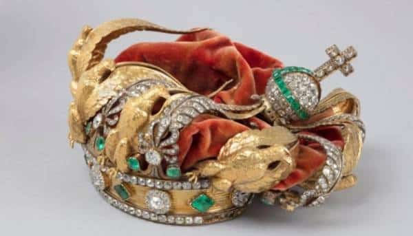 Лувр уперше виставив понівечену корону імператриці Євгенії, постраждалу внаслідок крадіжки.