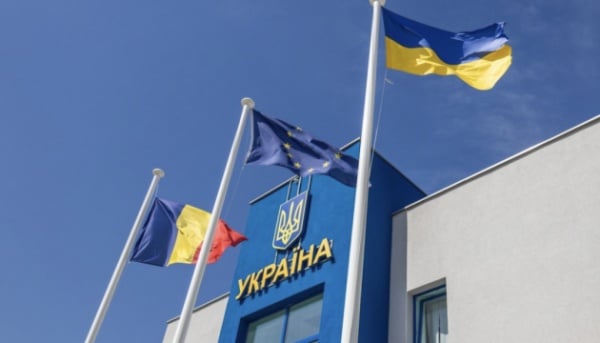 На кордоні з Румунією через негоду призупинили проїзд вантажівок та автобусів у…