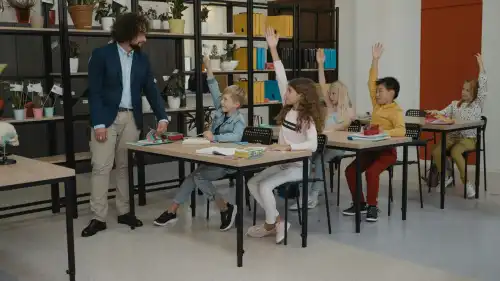 Педагог пояснив, чому сучасні школярі “розсіяні” і як утримати їхню увагу