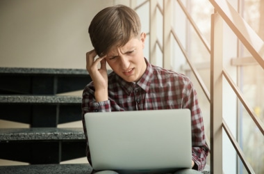 Допомога учасникам мультитесту в реєстраційних центрах.