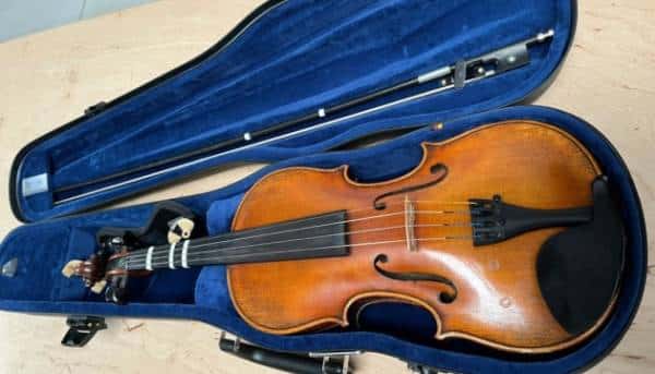 Контрабанда: зі спробою вивезення старовинної скрипки.