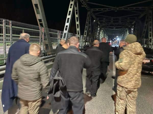 Голова НБУ показав, як інкасаторів Ощадбанку зустрічали на кордоні 5