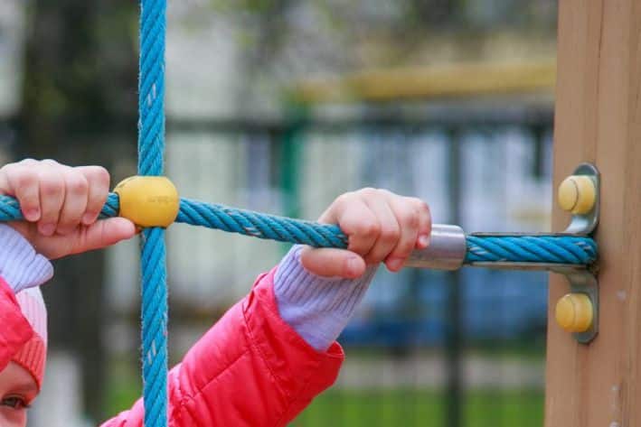 Чому дитина не ділиться секретами: як стати другом, а не наглядачем