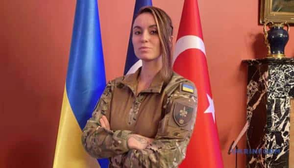 Україна плекає комбатантську літературу: поетеса та воїн.