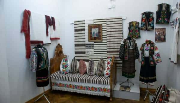 Виставка “чорних” сорочок 19-20 століть у Музеї народної творчості Гуцульщини і Покуття