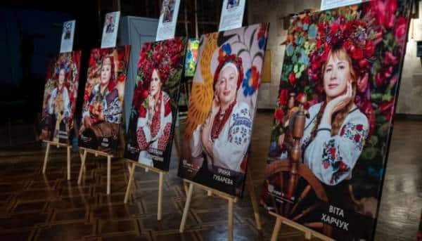 В Києві презентували експозицію про матерів і дружин захисників Маріуполя.