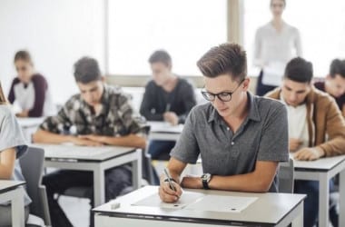 Вхід учасників у центр тестування