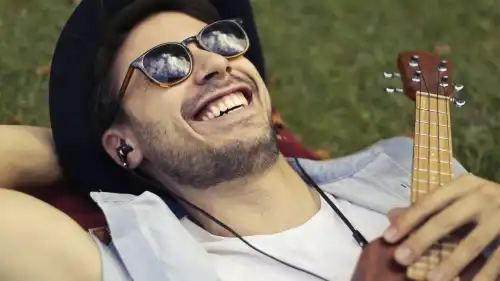 Хто щасливіший “одинаки” чи “сімейні пари”? У психологів є відповідь