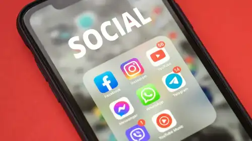 Екранний час ні до чого: чому одних соцмережі рятують, а інших добивають