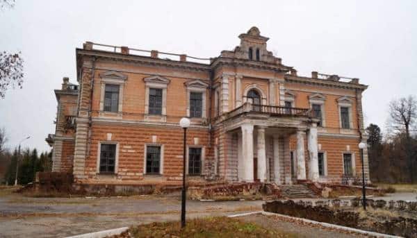 Росіяни зруйнували палац Харитоненків на Сумщині.