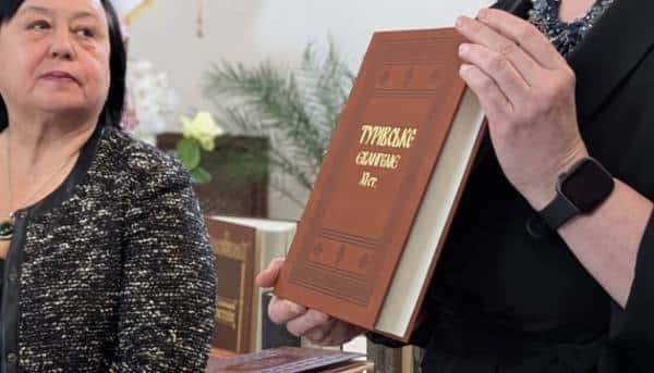 На Рівненщині показали відтворену копію Турівської Євангелії.
