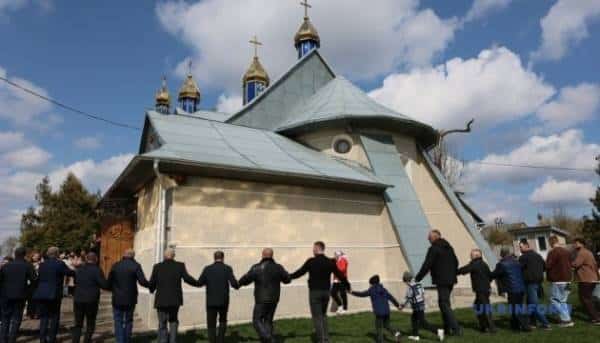 Сербський намет поблизу церкви