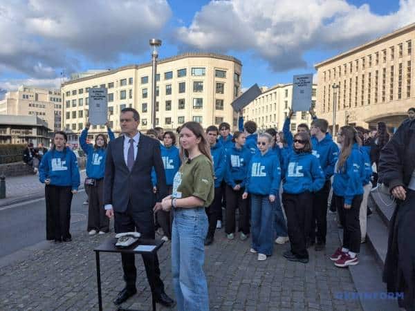 Студенти з України у Брюсселі закликають європейців допомогти у поверненні викрадених Росією дітей 12