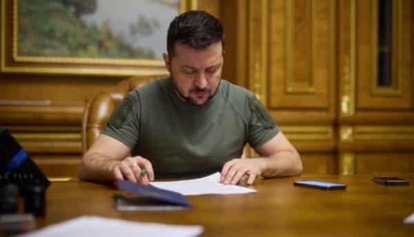 Зеленський призначив стипендії 28 освітянам 19